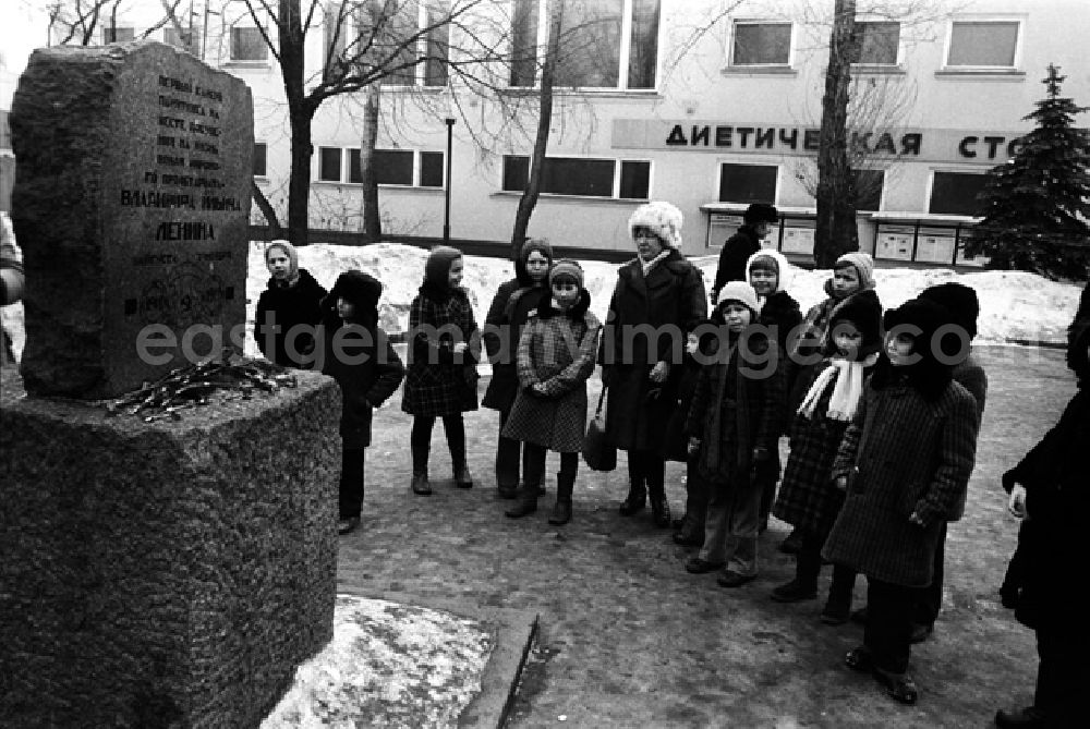 GDR picture archive: Moskau - Erste Stein von einen Denkmal auf dem Platz, wo am 3