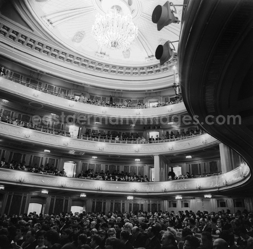 GDR photo archive: Berlin - The splendid auditorium of the state opera under the lime-trees in Berlin, the former capital of the GDR, German democratic republic