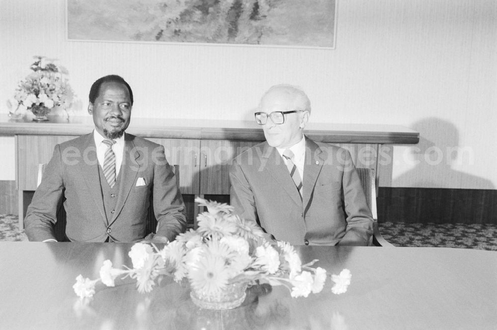 GDR image archive: Berlin - The president of the Frelimo Party and President of the People's Republic of Mozambique, Joaquim Chissano, and Erich Honecker, First Secretary and Secretary of the Central Committee (ZK) of the SED in Berlin in Brandenburg on the territory of the former GDR, German Democratic Republic