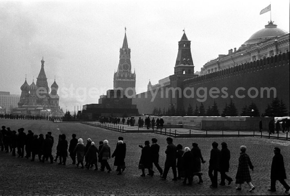 Moskau: Der Roter Platz ist ein berühmter, historisher Platz, direkt angrenzen an den Kreml. Länge: etwa 500m, Breite: etwa 15