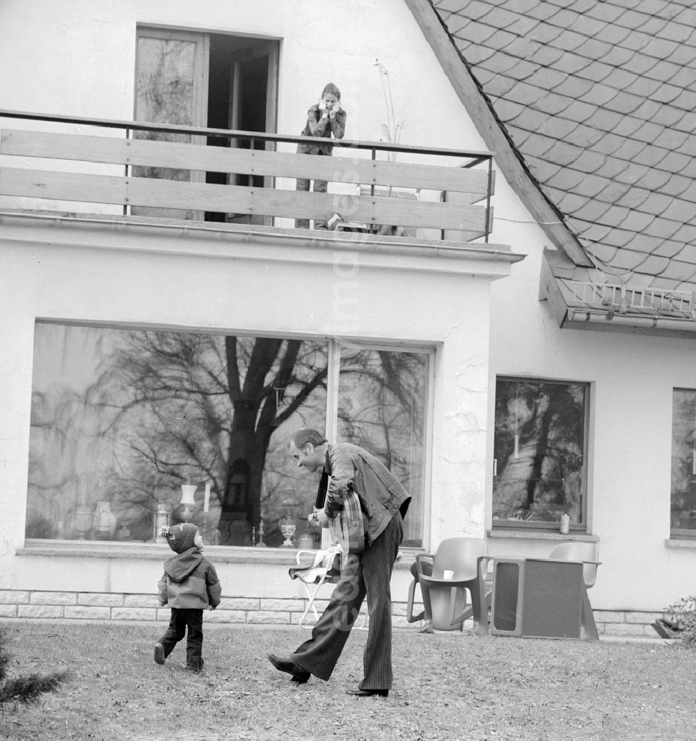 GDR photo archive: Berlin - The actor, musician, painter and writer Armin Mueller-Stahl with his son Christian in the garden of his house in Berlin - Koepenick, the former capital of the GDR, the German Democratic Republic. AOn the balcony seteht his wife Gabriele