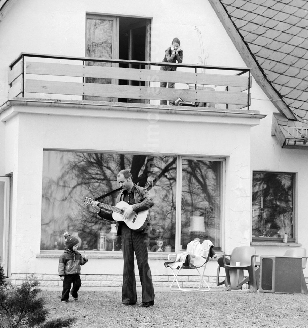 GDR picture archive: Berlin - The actor, musician, painter and writer Armin Mueller-Stahl with his guitar in front of his house in Berlin -. Koepenick, the former capital of the GDR, the German Democratic Republic On the balcony, his wife Gabriele