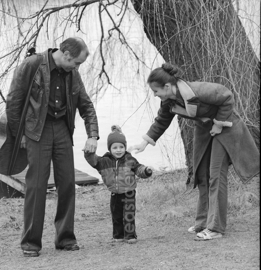 GDR picture archive: Berlin - The actor, musician, painter and writer Armin Mueller-Stahl with his son Christian and his wife Gabriele on the banks of the river Dahme in Berlin - Koepenick, the former capital of the GDR, the German Democratic Republic