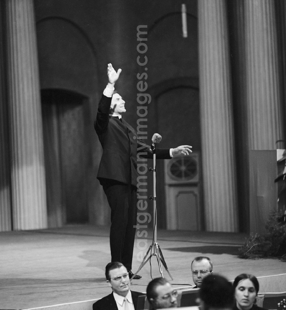 GDR photo archive: Berlin - The actor Horst Schulze during a performance at the Apollo Hall at the State Opera in Berlin