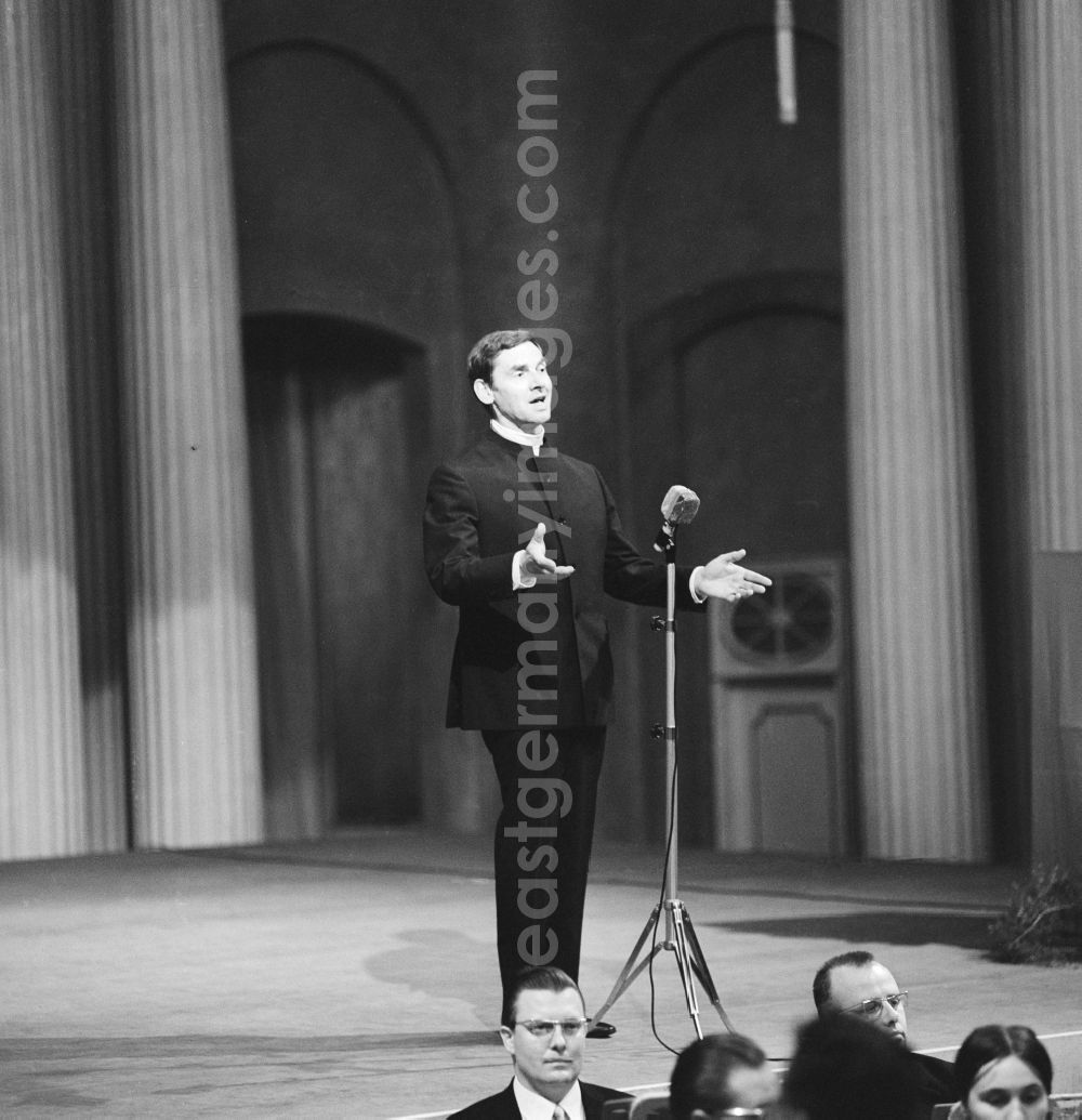 GDR picture archive: Berlin - The actor Horst Schulze during a performance at the Apollo Hall at the State Opera in Berlin