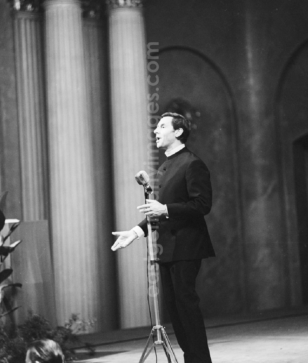GDR image archive: Berlin - The actor Horst Schulze during a performance at the Apollo Hall at the State Opera in Berlin