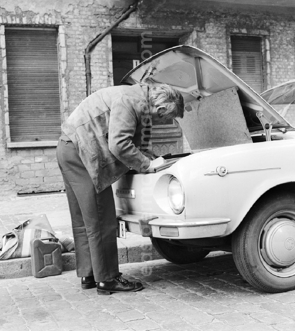 Berlin: The actor Peter Borgelt (1927-1994) repaired on the road his car in Berlin, the former capital of the GDR, German Democratic Republic