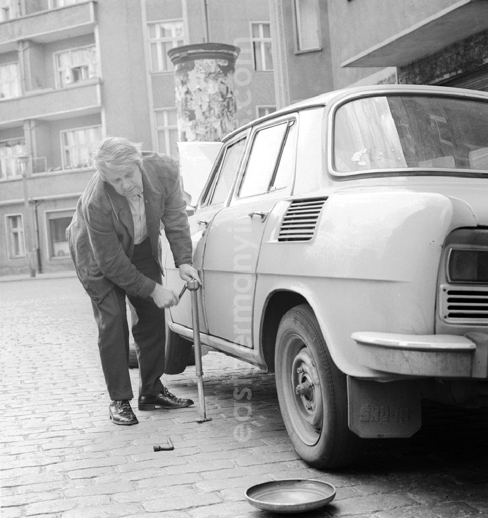 GDR image archive: Berlin - The actor Peter Borgelt (1927-1994) repaired on the road his car in Berlin, the former capital of the GDR, German Democratic Republic