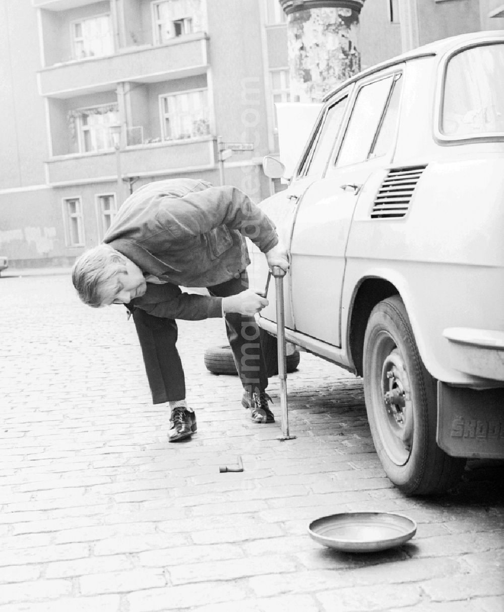 GDR photo archive: Berlin - The actor Peter Borgelt (1927-1994) repaired on the road his car in Berlin, the former capital of the GDR, German Democratic Republic
