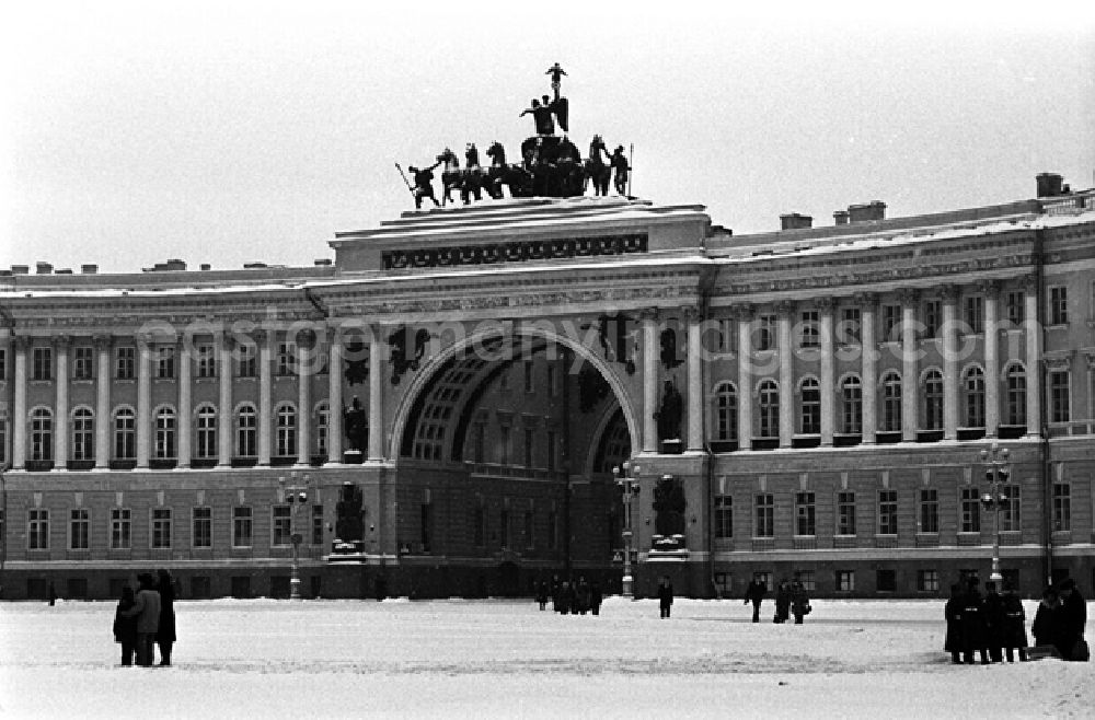 GDR picture archive: Leningrad - Der Schlossplatz - das Gebäude des Generalstabes. Außer vom Generalstab wurde das Gebäude vom Außenamt und dem Finanzministerium genutzt. Nach der Revolution wurde die rechte Gebäudehälfte von der Generalstabsakademie, die linke Hälfte vom Eremitage-Museum genutzt. Das ganze Ensemble wurde 182