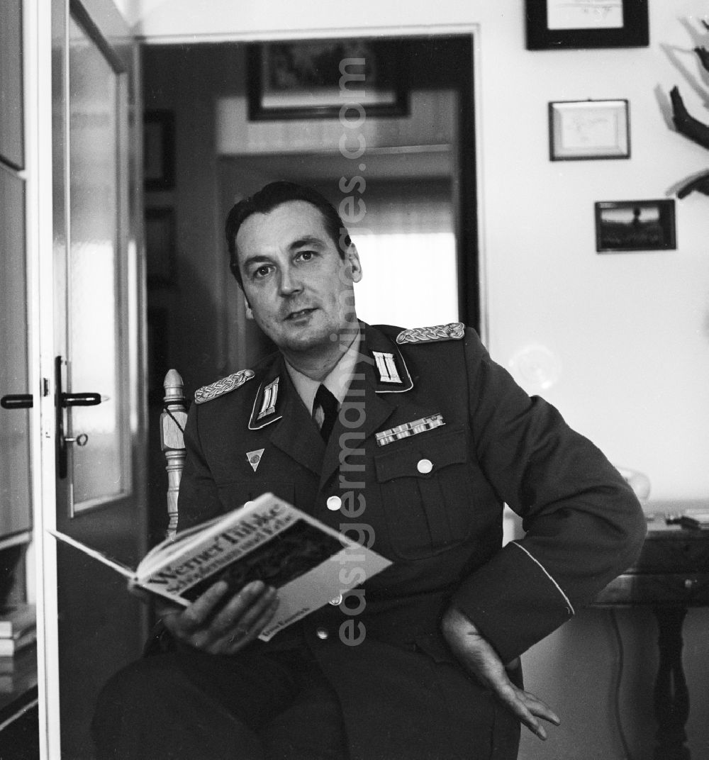 GDR photo archive: Berlin - The writer Lieutenant Colonel Heinz Senkbeil in Berlin
