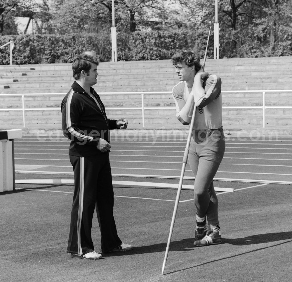 GDR picture archive: Potsdam - The javelin thrower / Athlete Uwe Hohn with his coach Wolfgang Skibba in Potsdam in Brandenburg on the territory of the former GDR, German Democratic Republic