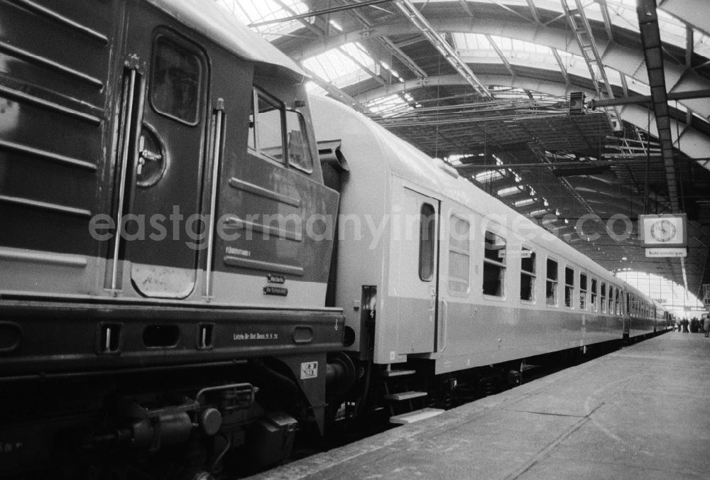 GDR photo archive: Berlin - The town express train Rennsteig of the German national railway in the east railway station in Berlin, the former capital of the GDR, German democratic republic