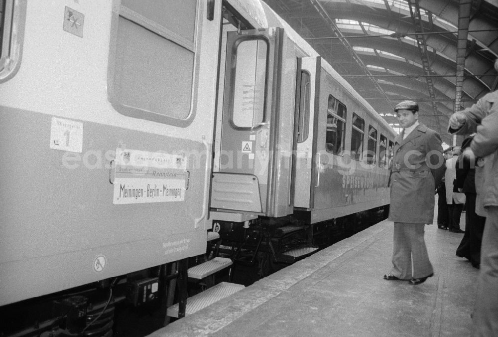 GDR picture archive: Berlin - The town express train Rennsteig of the German national railway in the east railway station in Berlin, the former capital of the GDR, German democratic republic