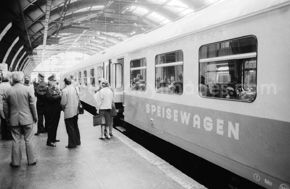 GDR image archive: Berlin - The town express train Rennsteig of the German national railway in the east railway station in Berlin, the former capital of the GDR, German democratic republic