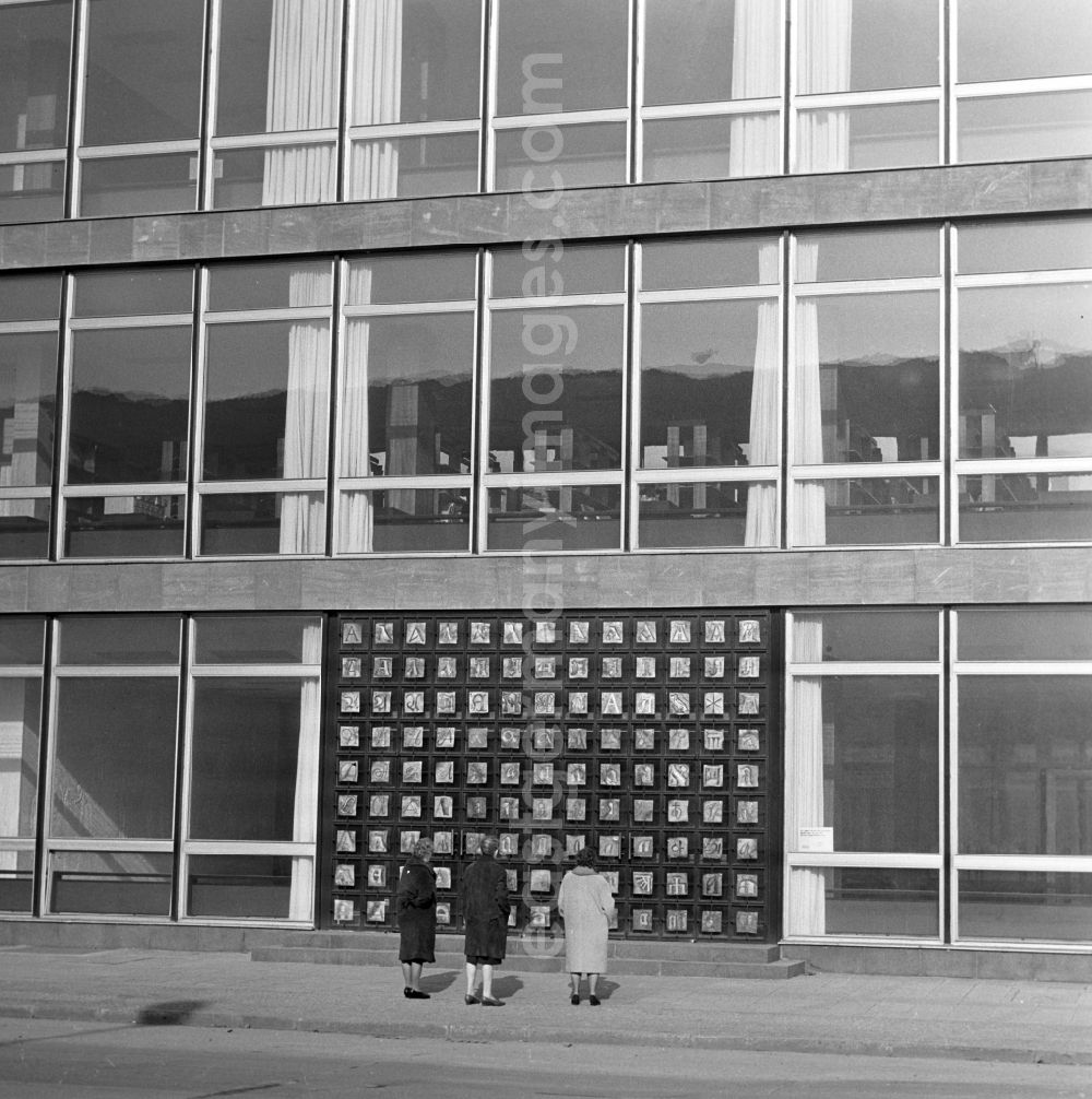GDR picture archive: Berlin - Mitte - A carpet of Fritz Kühn forms the entrance to the Berlin Public Library. It got its name because the area is formed in nine rows one above the other, of 117 variations of the letter A. Took place the creation of the work in the workshop-studio of the artist from design to execution. The A-variations have been forged out of the panels with special tools, beschmolzen in the forge with brass and copper, blued or partially gilded and glazed at the end