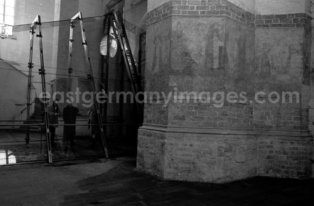 GDR photo archive: Berlin-Mitte - Der Totentanz in der Marienkirche unter Glas 21.12.92