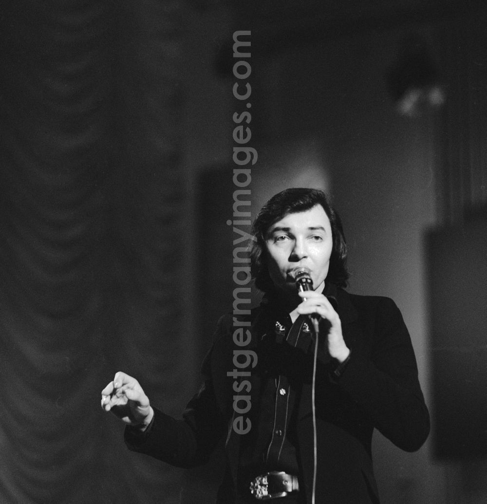 Berlin: The Czech singer Karel Gott during the guest performance at the Palace of the Republic in Berlin. It is also called the Golden Voice of Prague