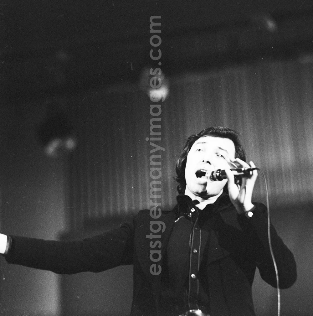 GDR image archive: Berlin - The Czech singer Karel Gott during the guest performance at the Palace of the Republic in Berlin. It is also called the Golden Voice of Prague