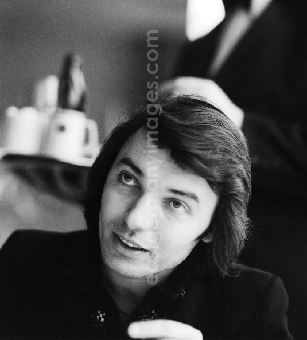 GDR photo archive: Berlin - The Czech singer Karel Gott during the guest performance at the Palace of the Republic in Berlin. It is also called the Golden Voice of Prague