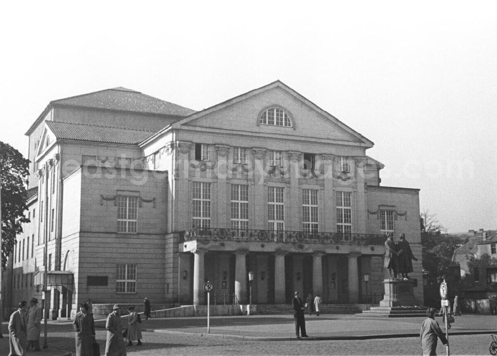 GDR photo archive: Weimar - Deutsches Nationaltheater Weimar mit Goethe-Schiller-Denkmal auf dem Theaterplatz in Weimar. Vor dem Gebäude sind einige wenige Passanten zu sehen. Bestmögliche Qualität nach Vorlage!