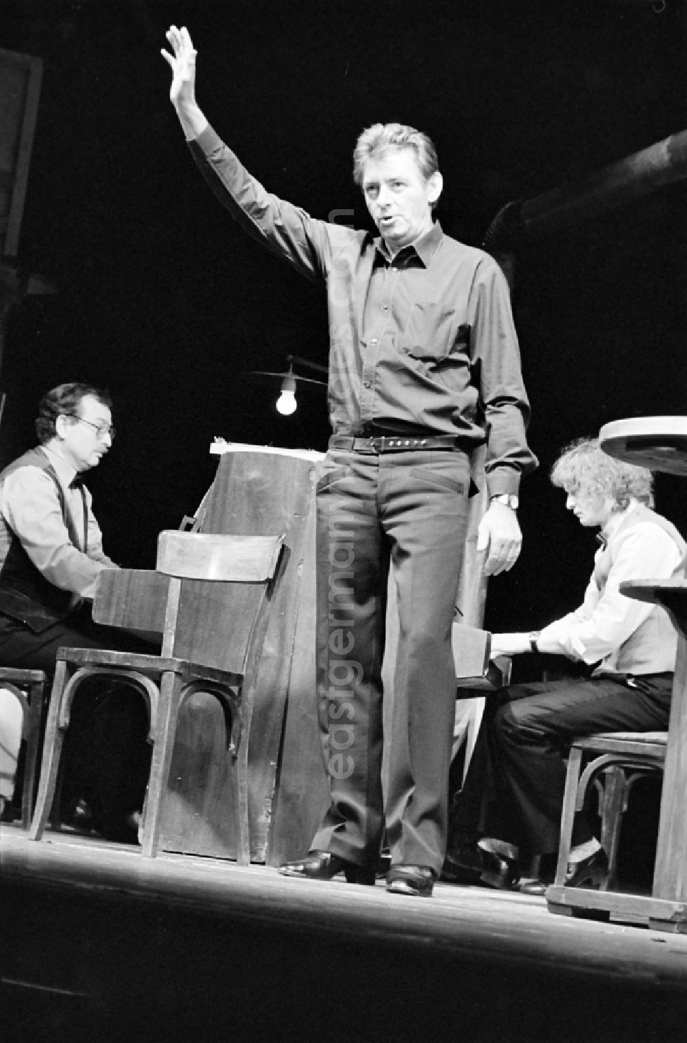 GDR image archive: Berlin - German Theatre Berlin - Berlin Songs From Then And Yesterday. Actors / actresses and performers in a theatre - scene and stage set in the Mitte district of Berlin, the former capital of the GDR, German Democratic Republic. On stage - Rolf Ludwig in front, behind him Uwe Hilprecht and Roman Kaminski at the piano (from left)