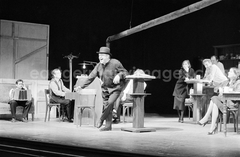 GDR photo archive: Berlin - German Theatre Berlin - Berlin Songs From Then And Yesterday. Actors / actresses and performers in a theatre - scene and stage set in the Mitte district of Berlin, the former capital of the GDR, German Democratic Republic. On stage - Reimar Johannes Baur with accordion on the sofa, Uwe Hilprecht at the piano, Kurt Boewe at the bar table, behind him Roman Kaminski, Jutta Wachowiak and Rolf Ludwig at the bar table, Guenter Sonnenberg at the bar and Margit Bendokat at the table (from left)