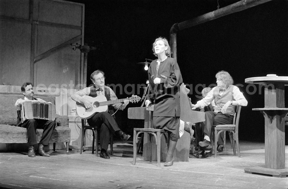 GDR picture archive: Berlin - German Theatre Berlin - Berlin Songs From Then And Yesterday. Actors / actresses and performers in a theatre - scene and stage set in the Mitte district of Berlin, the former capital of the GDR, German Democratic Republic. On stage - Reimar Johannes Baur with accordion on the sofa, Uwe Hilprecht plays guitar, Jutta Wachowiak stands singing in front of the piano and Roman Kaminski sits at the piano (from left)