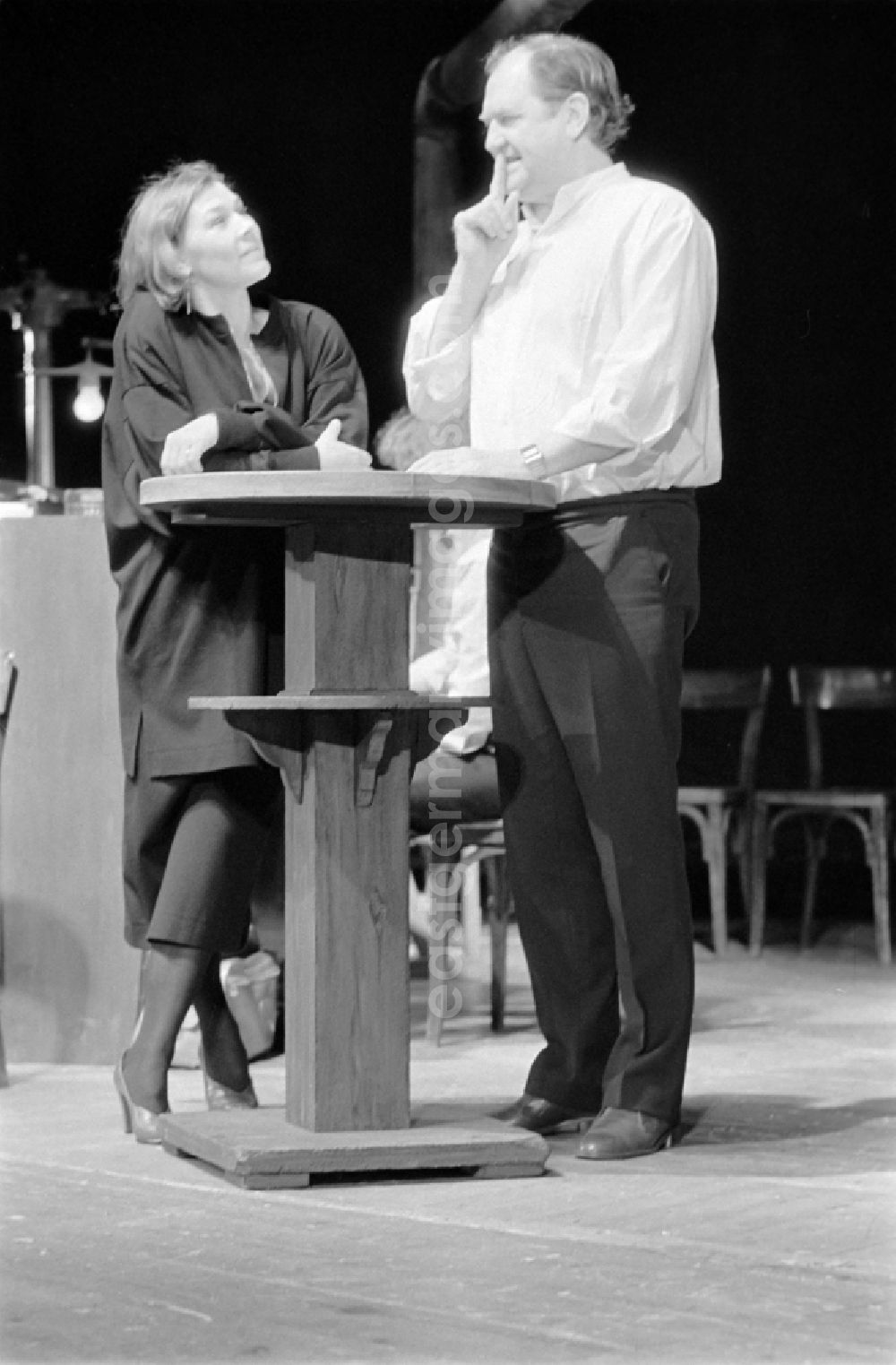 GDR photo archive: Berlin - German Theatre Berlin - Berlin Songs From Then And Yesterday. Actors / actresses and performers in a theatre - scene and stage set in the Mitte district of Berlin, the former capital of the GDR, German Democratic Republic. On stage - Jutta Wachowiak on the left and Guenter Sonnenberg on the right together at the bar table