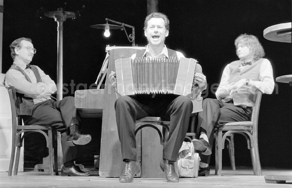 GDR picture archive: Berlin - German Theatre Berlin - Berlin Songs From Then And Yesterday. Actors and performers in a theatre - scene and stage set in the Mitte district of Berlin, the former capital of the GDR, German Democratic Republic. On stage - Uwe Hilprecht on the left piano, in front Reimar Johannes Baur with accordion and on the right piano Roman Kaminski