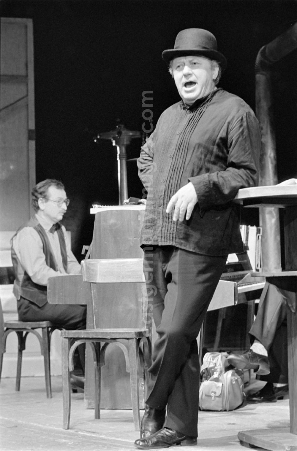 Berlin: German Theatre Berlin - Berlin Songs From Then And Yesterday. Actors / actresses and performers in a theatre - scene and stage set in the Mitte district of Berlin, the former capital of the GDR, German Democratic Republic. On stage - Kurt Boewe in front, behind him Uwe Hilprecht at the piano