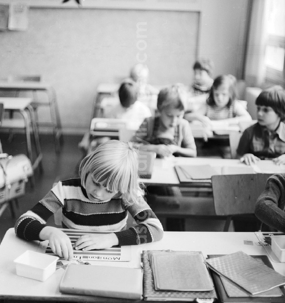 GDR photo archive: Berlin - German classes in the lower grades in a school in Berlin