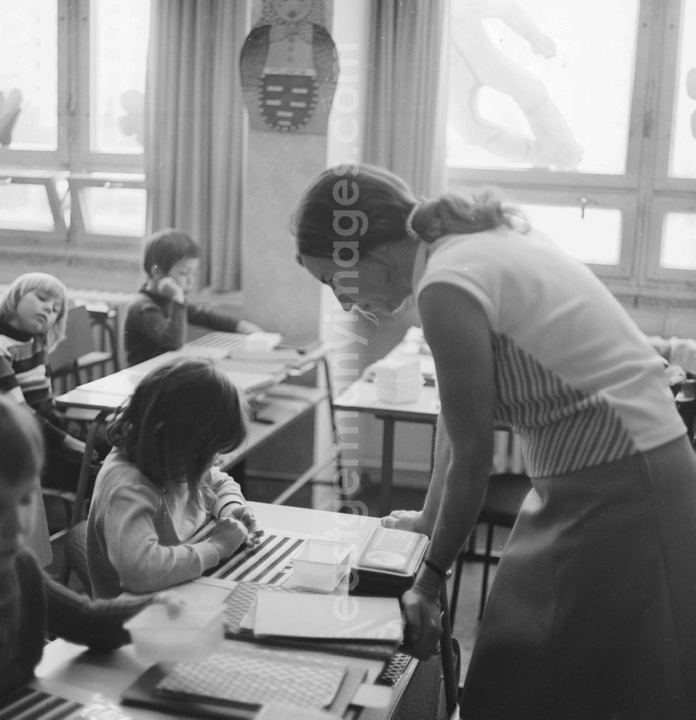 GDR picture archive: Berlin - German classes in the lower grades in a school in Berlin