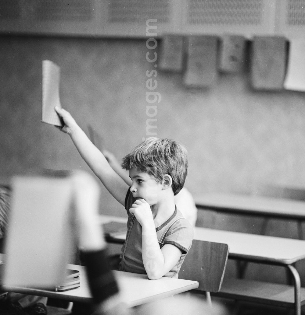 GDR image archive: Berlin - German classes in the lower grades in a school in Berlin