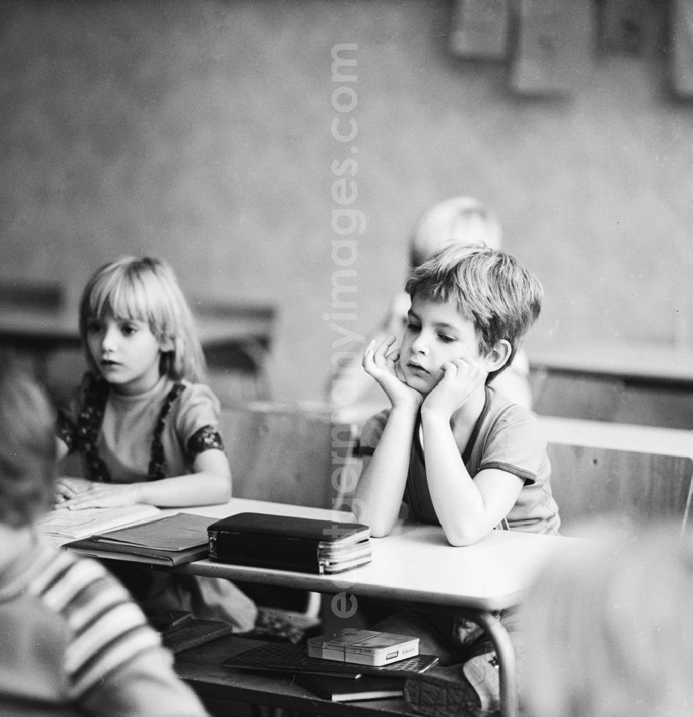 GDR photo archive: Berlin - German classes in the lower grades in a school in Berlin
