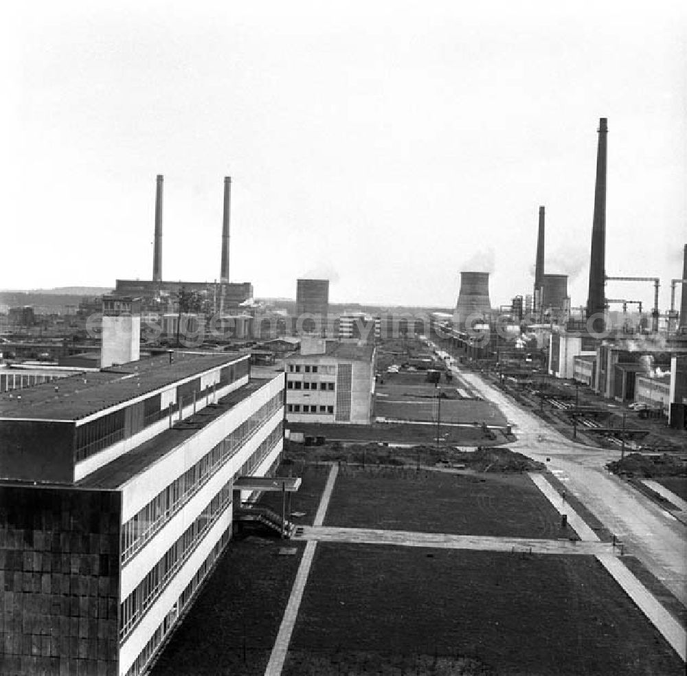 Schwedt: Dezember 1965 Erdölverarbeitungswerk Schwedt/Oder heute: PCK Raffinerie GmbH, Passower Chaussee 111, 16303 Schwedt/Oder, Tel.: +49 3332 46