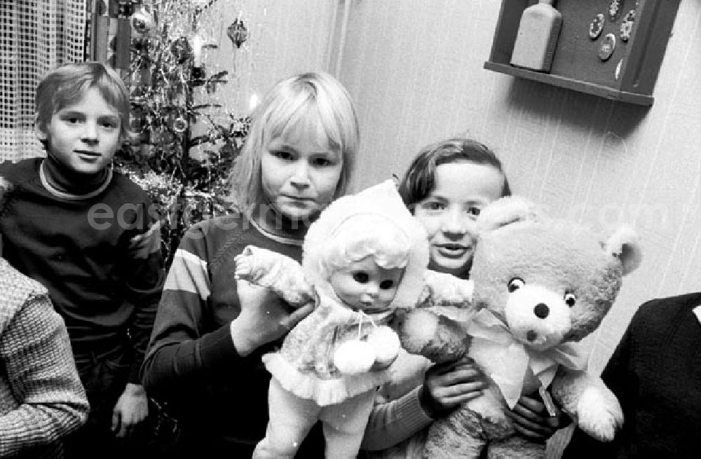 GDR image archive: Berlin - 23.Dezember 1973 Die Kinder des Jugendheims Markarenkow bei der Weihnachtsfeier.