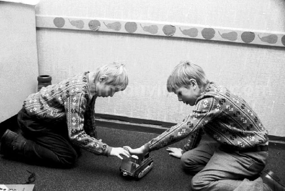 GDR photo archive: Berlin - 23.Dezember 1973 Die Kinder des Jugendheims Markarenkow bei der Weihnachtsfeier.
