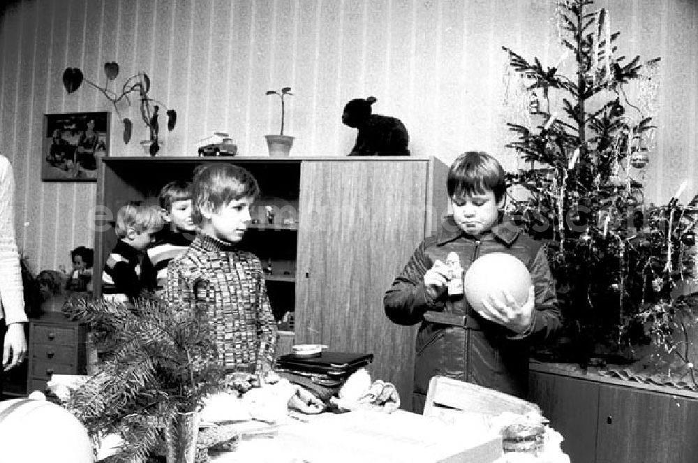 GDR picture archive: Berlin - 23.Dezember 1973 Die Kinder des Jugendheims Markarenkow bei der Weihnachtsfeier.
