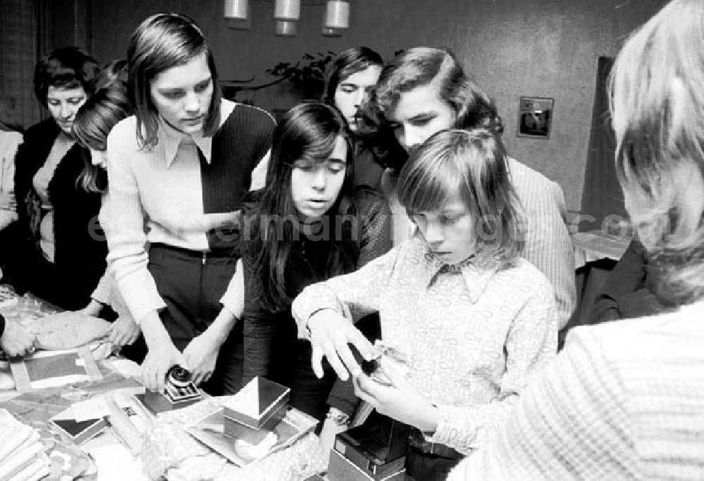 GDR photo archive: Berlin - 23.Dezember 1973 Die Kinder des Jugendheims Markarenkow bei der Weihnachtsfeier.