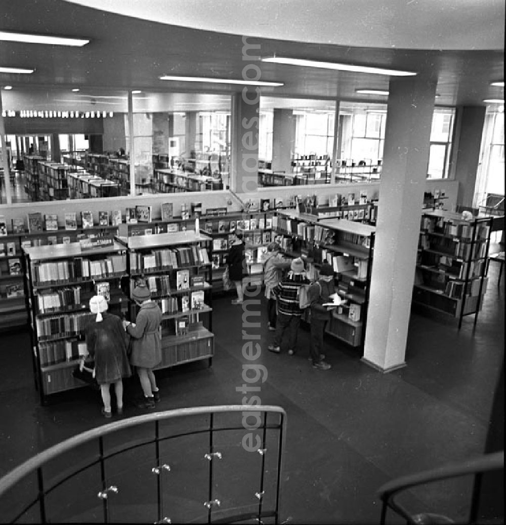 GDR image archive: Neubrandenburg - Dezember 1965 Kulturzentrum Neubrandenburg - Bibliothek