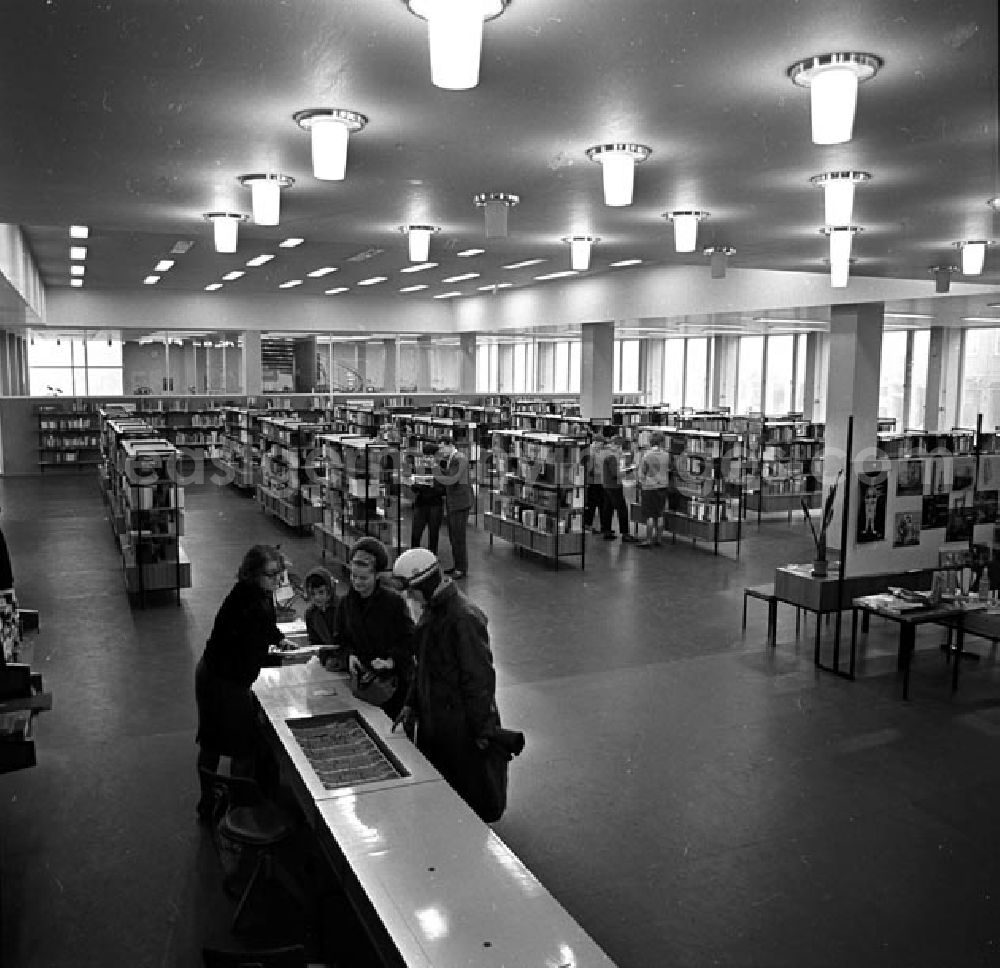 GDR picture archive: Neubrandenburg - Dezember 1965 Kulturzentrum Neubrandenburg - Bibliothek