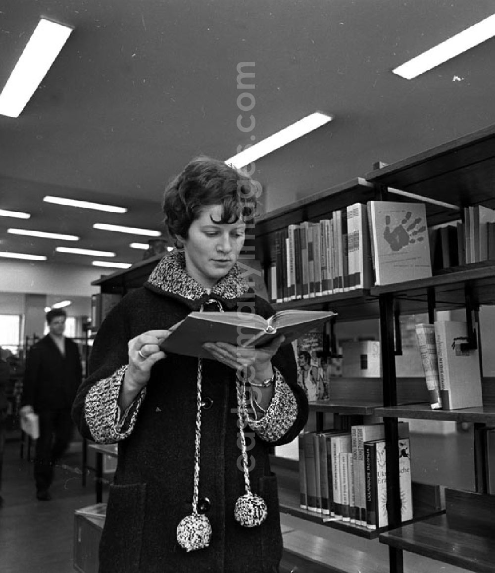 GDR photo archive: Neubrandenburg - Dezember 1965 Kulturzentrum Neubrandenburg - Bibliothek