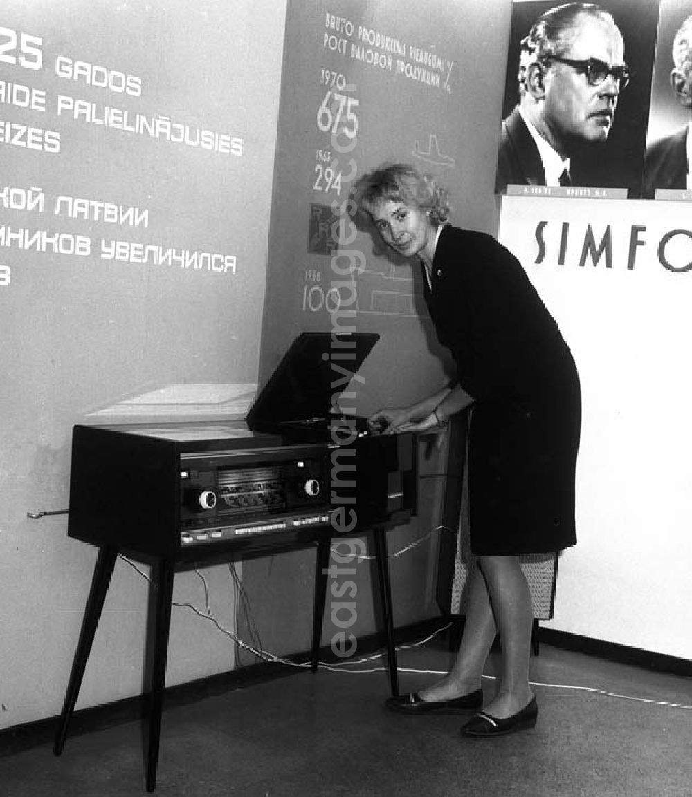 Riga: Dezember 1966 Stadtansicht von Riga Ausstellung von RRR-Popow mit Plattenspieler Sinfonia und Wohnzimmer 330,5