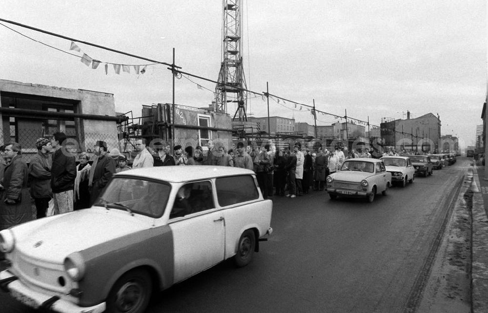 GDR photo archive: Berlin - Dichter Verkehr / Stau in Berlin. Ältere und neuere Trabant-Typen sowie sowjetische Import-Autos der Marke Lada und Wolga fahren auf Strasse. Passanten stehen am Straßenrand in einer Schlange.