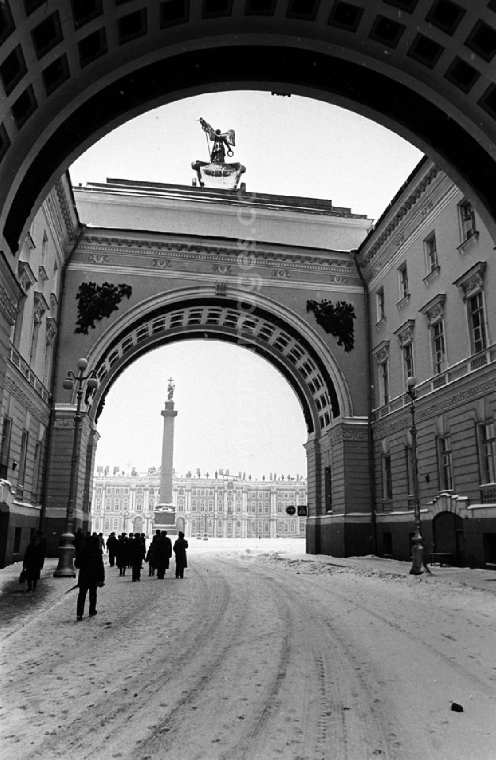 Leningrad: Die Alexandersäule auf dem Schlossplatz - Blick von der Arke des Generalstabes (