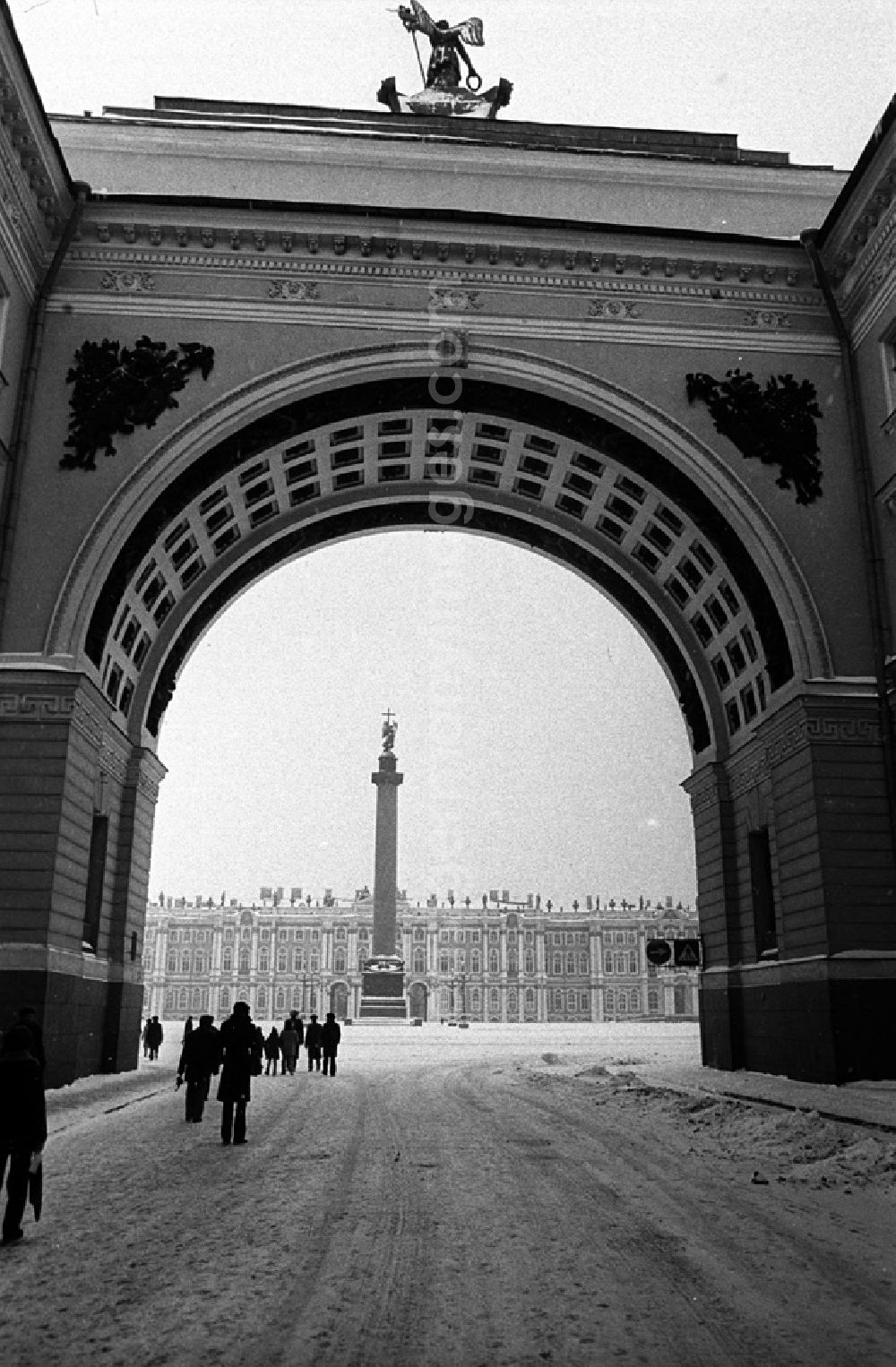 GDR image archive: Leningrad - Die Alexandersäule auf dem Schlossplatz - Blick von der Arke des Generalstabes (