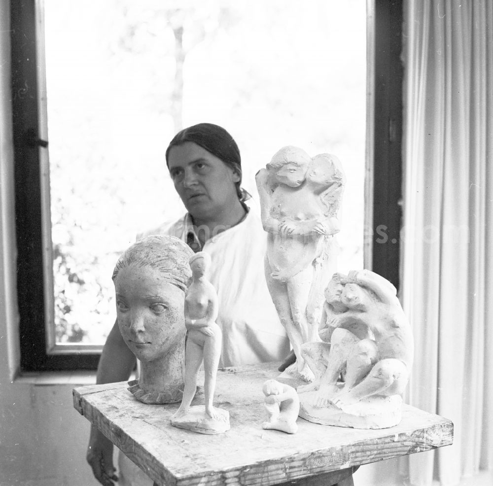 GDR picture archive: Halle / Saale - The sculptress Johanna Jura (1923 - 1994) studied from 1942 to 1946 under Gustav Weidanz at the Art School Giebichenstein whose master student she was 1946-48. She was one of the founding members of the Hall's Artists' Association The Ferry