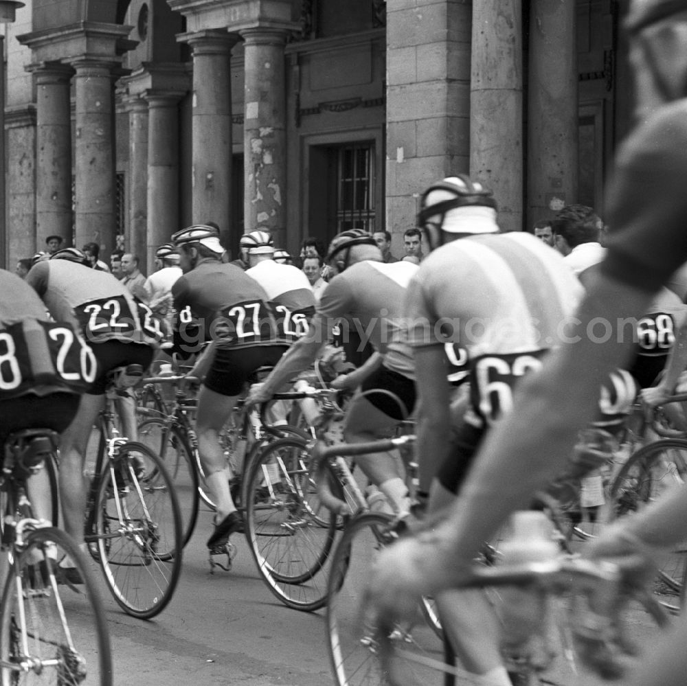 Berlin - Mitte: The East German tour in 1965 as a stage race for the 15th time in the GDR instead. The tour took place in eight stages. The tour started in East Berlin, then led north to south then in the Erzgebirge Schwarzenberg to end