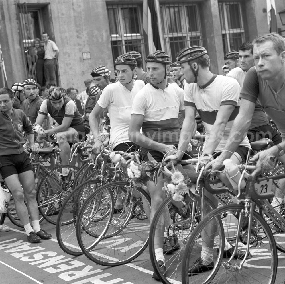 GDR image archive: Berlin - Mitte - The East German tour in 1965 as a stage race for the 15th time in the GDR instead. The tour took place in eight stages. The tour started in East Berlin, then led north to south then in the Erzgebirge Schwarzenberg to end